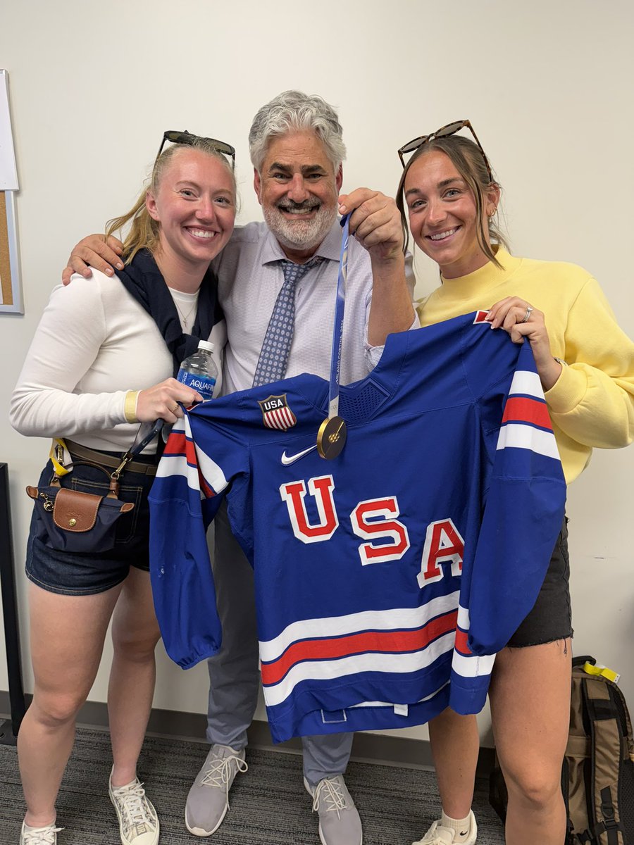 KFAN1003's tweet photo. Grace Zumwinkle and Taylor Fox stopped by the VOX Box to hang with @PAOnTheMic and watch the purple and GOLD! 🏈💜💛 https://t.co/O8MShtCGwm