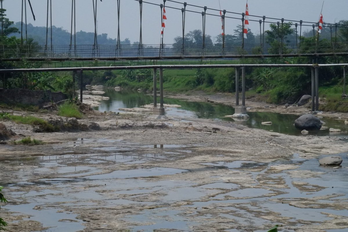 MongabayID's tweet photo. Kemarau panjang dan El Niño memicu kekeringan parah di kawasan hulu sungai Bogor (Ciliwung, Cipamingkis, Ciherang), mengancam pasokan air bersih puluhan ribu warga Jabodetabek. https://t.co/RhwU84EcHX