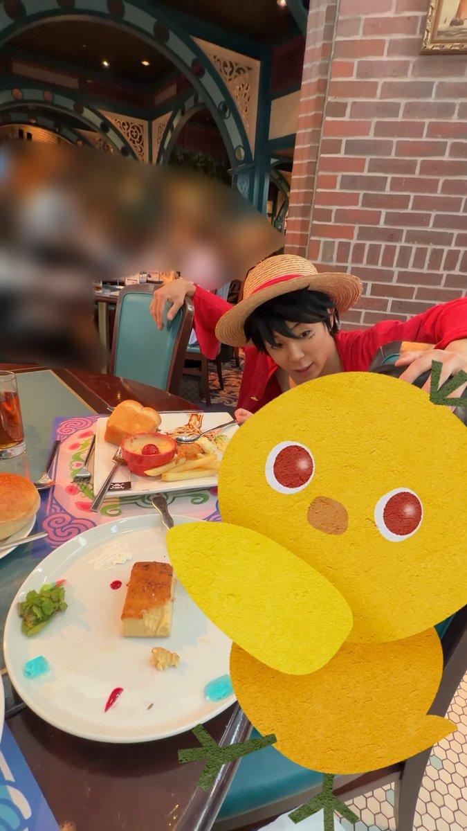 ymiytk143's tweet photo. サンレスに行ってきました🕒
1枚目のサンジくんの笑顔がすごく素敵だった♥️
ルフィは子どものお肉を「ちょうだい」言うてて可愛かった！このルフィの人、優しさがすごい顔に出てて癒された✨️
ゾロはイケメンだった！そして笑顔がメロい♥️♥️♥️好き！(チョロい)
子が頭ポンポンされてて羨ましかった！ https://t.co/a6qEcuLEr8