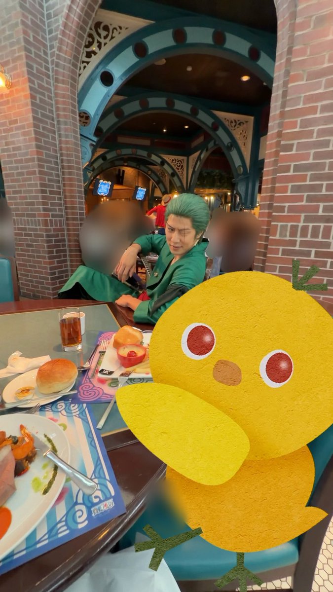 ymiytk143's tweet photo. サンレスに行ってきました🕒
1枚目のサンジくんの笑顔がすごく素敵だった♥️
ルフィは子どものお肉を「ちょうだい」言うてて可愛かった！このルフィの人、優しさがすごい顔に出てて癒された✨️
ゾロはイケメンだった！そして笑顔がメロい♥️♥️♥️好き！(チョロい)
子が頭ポンポンされてて羨ましかった！ https://t.co/a6qEcuLEr8