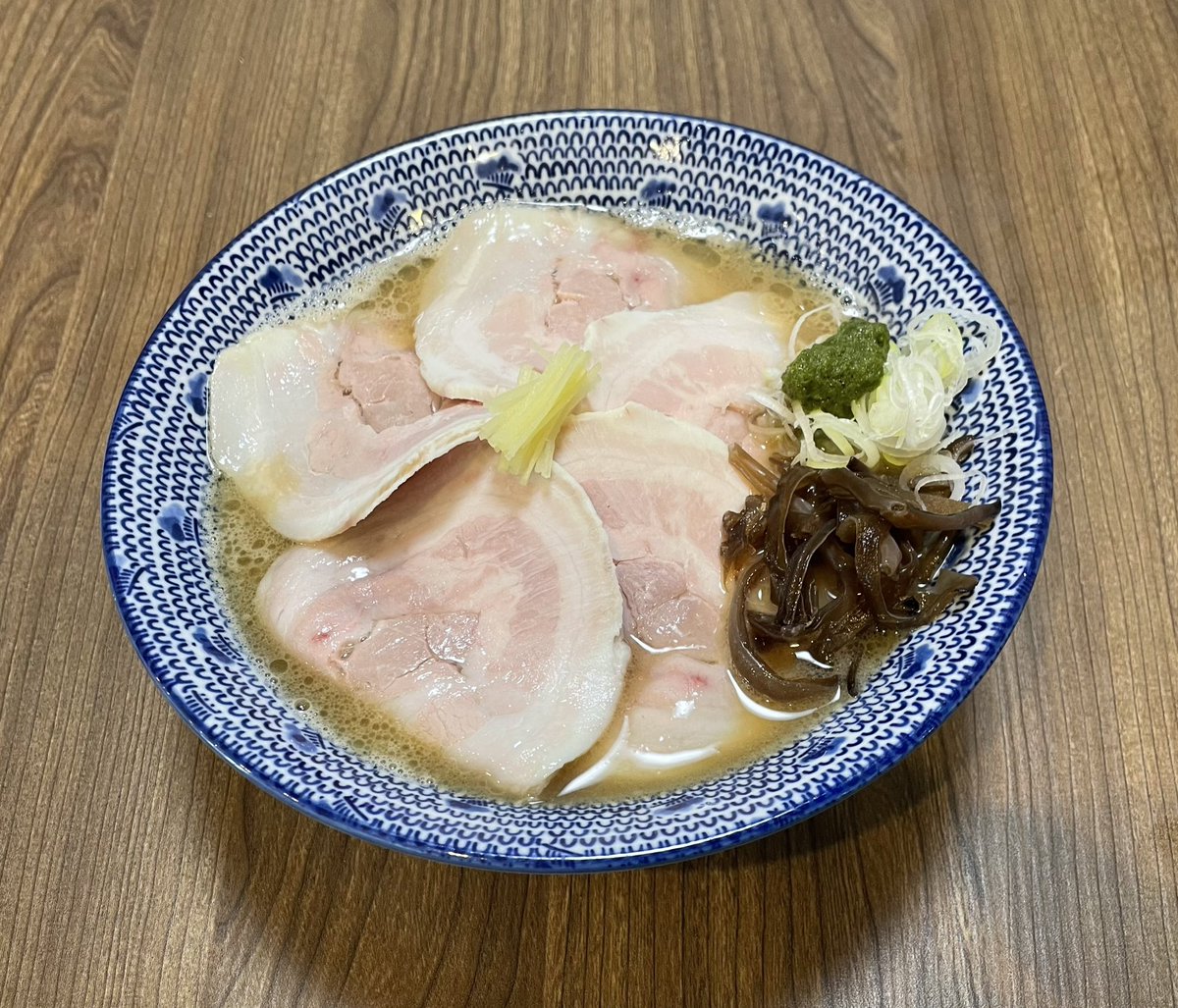 hishio_matusiro's tweet photo. 9/14(月)
11:30〜14:30ラストオーダー

本日の限定
『味麗豚のバラ巻チャーシュー麺　にごりバージョン』¥1400

大葉と青唐辛子の醬(ジャン)が添えてありますので最後の方で溶いてお召し上がりください。

『冷やしかけそば　昆布水』¥600

本日の限定和え玉
『白レバーの和え玉』¥500 https://t.co/AFtNRMXA2I