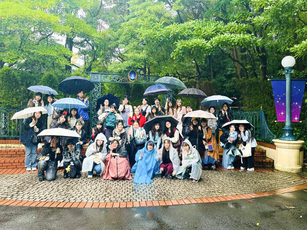 arts_dsdsk's tweet photo. 【校外学習】🏰✨

デザイン学科2年生の校外学習先は『東京ディズニーランド』でした！🎢🎉

朝から雨でしたが、学生たちはテンション高め！☔️😆
夕方には晴れ、アトラクションもゆっくり楽しめました🌈
楽しいだけでなく、デザインの学びも多い一日になったようです🎨✨ https://t.co/4UIFRepaYg