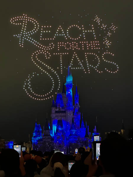 arts_dsdsk's tweet photo. 【校外学習】🏰✨

デザイン学科2年生の校外学習先は『東京ディズニーランド』でした！🎢🎉

朝から雨でしたが、学生たちはテンション高め！☔️😆
夕方には晴れ、アトラクションもゆっくり楽しめました🌈
楽しいだけでなく、デザインの学びも多い一日になったようです🎨✨ https://t.co/4UIFRepaYg