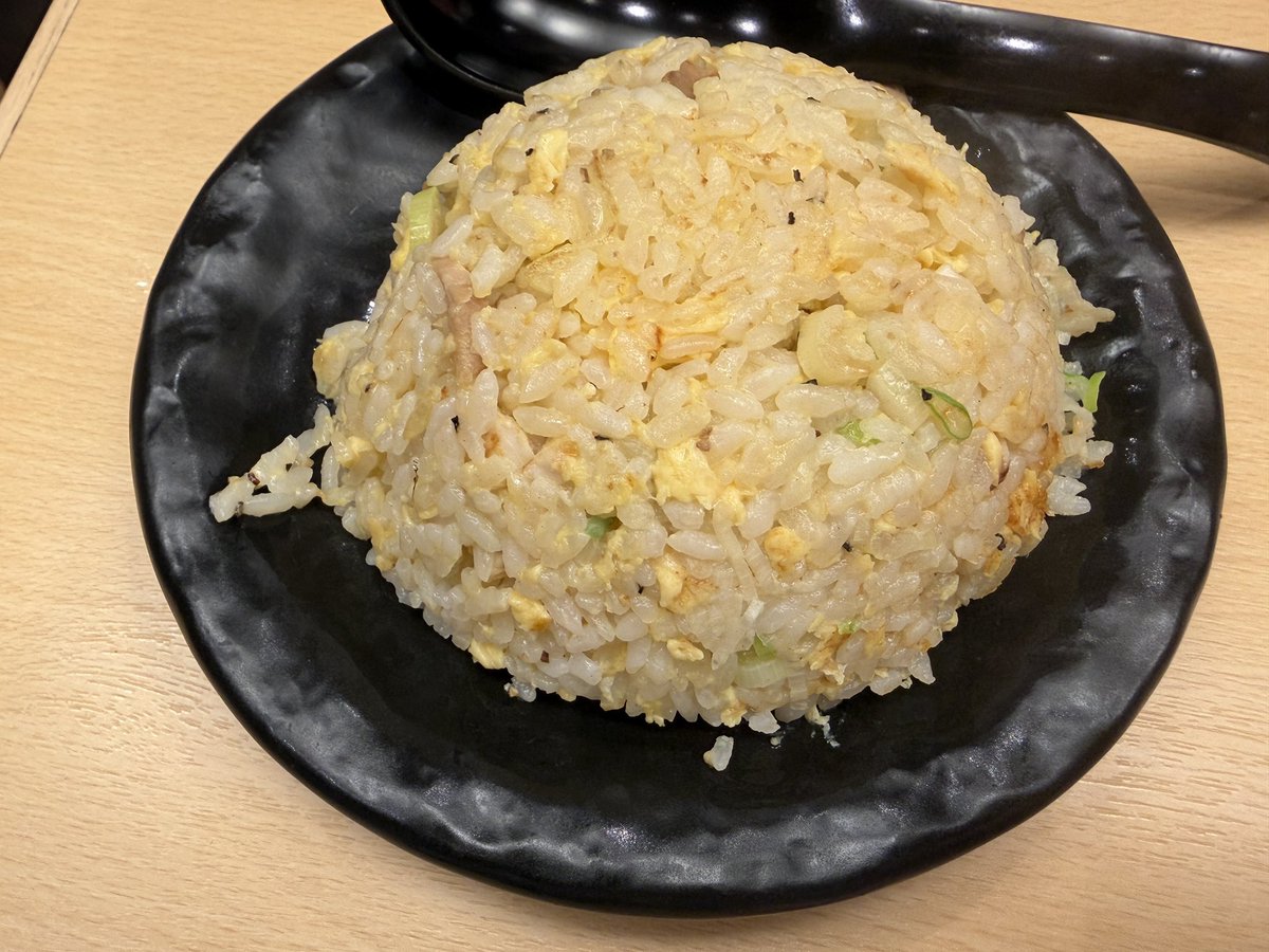 hayami2025's tweet photo. 昨日のランチ。小倉からの帰りに博多駅で途中下車🍜

「博多非豚骨なお人」の高級のどくろらぁ麺＋小チャーハンセット。

澄んだ醤油スープに細麺、桜色のチャーシューと赤玉ねぎの食感。本店にはないチャーハンも一緒に。やっぱりのどくろらぁ麺は美味しいと実感。本店にも久しぶりに行きたい、並ぶけど。

💊薬剤師メモ
のどぐろ（アカムツ）は脂ののった白身魚で、DHA・EPAなどのn-3系脂肪酸を含みます。ラーメン＋チャーハンは食塩量が増えやすい組み合わせ。食事摂取基準の食塩目標量は成人男性7.5g／日未満、女性6.5g／日未満なので、スープを残すのがひとつの調整方法です。

#ラーメン #博多グルメ #薬剤師
