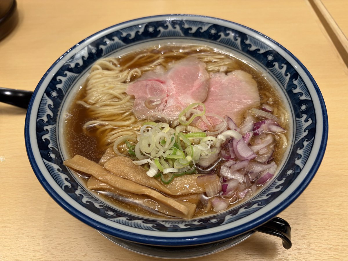 hayami2025's tweet photo. 昨日のランチ。小倉からの帰りに博多駅で途中下車🍜

「博多非豚骨なお人」の高級のどくろらぁ麺＋小チャーハンセット。

澄んだ醤油スープに細麺、桜色のチャーシューと赤玉ねぎの食感。本店にはないチャーハンも一緒に。やっぱりのどくろらぁ麺は美味しいと実感。本店にも久しぶりに行きたい、並ぶけど。

💊薬剤師メモ
のどぐろ（アカムツ）は脂ののった白身魚で、DHA・EPAなどのn-3系脂肪酸を含みます。ラーメン＋チャーハンは食塩量が増えやすい組み合わせ。食事摂取基準の食塩目標量は成人男性7.5g／日未満、女性6.5g／日未満なので、スープを残すのがひとつの調整方法です。

#ラーメン #博多グルメ #薬剤師