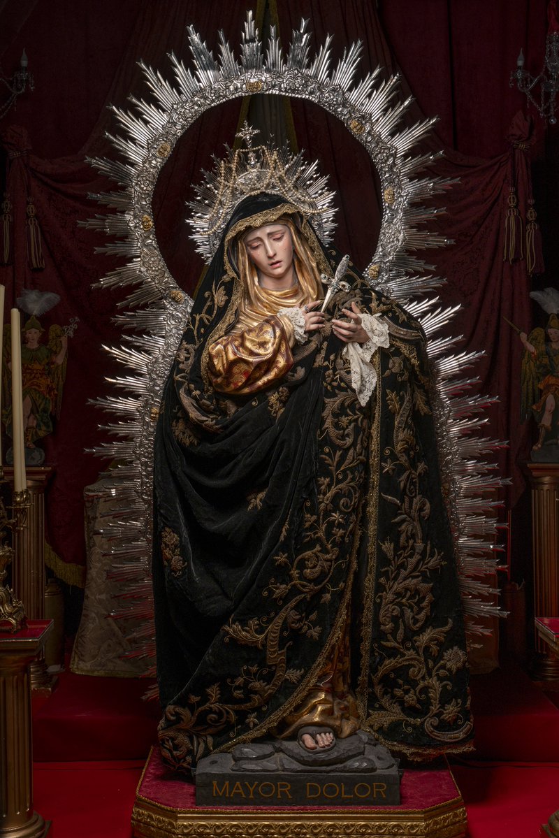 ElMayorDolor's tweet photo. BESAMANOS | Nuestra Señora del Mayor Dolor luce manto bordado en oro sobre terciopelo negro y ráfaga de plata en el besamanos que celebraremos el 14 y 15 de septiembre.

📷 @xiscopol05 https://t.co/ZaMIv0fVqQ