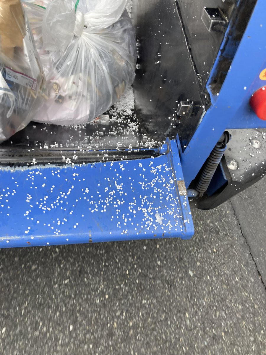 takizawa0914's tweet photo. 【今日のごみトリビア】
マイクロビーズを捨てる時にめちゃくちゃ助かります！他のごみと混ぜずに、わかりやすく出してくれると助かります。清掃員がわかれば、清掃車の上に乗せて、最後に投入口に入れるので、街を散らかさずに済みます。丁寧に書いてくれる方、いつもありがとうございます！ https://t.co/vmGiOYCsry