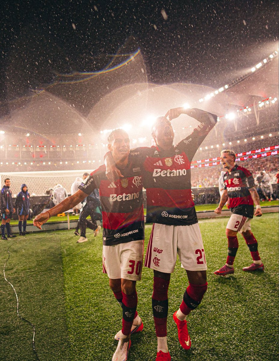 martinFLA81's tweet photo. A humildade de, mesmo num momento de pura êxtase, apontar e dedicar o gol pro Joaquín Freitas, que entrou bem e cruzou a bola na cabeça dele. 

Isso diz muito sobre quem é o ídolo colossal Bruno Henrique.

“Eu tô aqui pra servir o Flamengo”. https://t.co/C4M8wUM44P