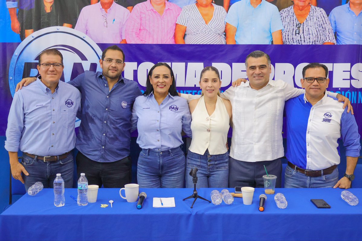 AccionNacional's tweet photo. ¡En Colima estamos listos! 💪🏼🔵

Primer estado del país en tener el 100% de la estructura electoral, hoy tomamos protesta a sus Representantes Generales.

Resultado del compromiso, la unidad y el trabajo de todas y todos los panistas que siguen dando la batalla por el estado.

¡Felicidades! Ahora vamos juntos, con fuerza y rumbo, a defender la #PatriaFamiliaYLibertad. 🇲🇽

#DefendamosMéxico