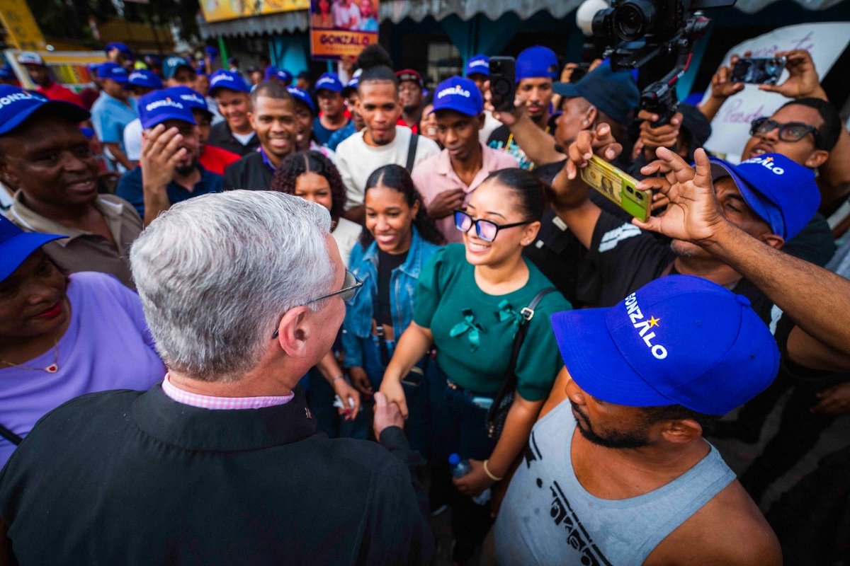 YuriEnriqueRL's tweet photo. Terminamos en Pedro Brand como comenzamos: en la calle y junto a la gente.

Aquí nadie está pidiendo que le regalen nada. La gente quiere trabajar, producir, progresar y vivir con dignidad.

Ese país es posible. Y junto a @GonzaloCastillo vamos a trabajar para construirlo. 

¡Seguimos!