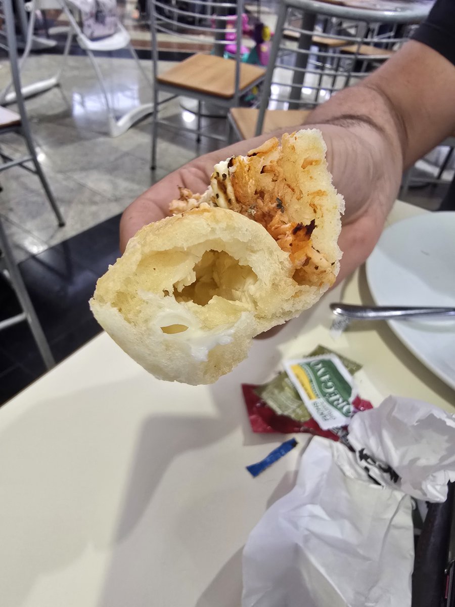 AmandaFronio's tweet photo. Expectativa X Realidade, no @pizzahut em SBO. Fui querer experimentar a tal da borda e tive isso kkkk decepcionada viu @pizzahut 👎👎👎 https://t.co/vAhgPVkV7M
