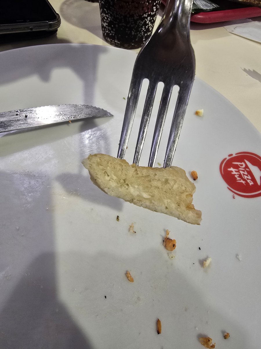AmandaFronio's tweet photo. Expectativa X Realidade, no @pizzahut em SBO. Fui querer experimentar a tal da borda e tive isso kkkk decepcionada viu @pizzahut 👎👎👎 https://t.co/vAhgPVkV7M