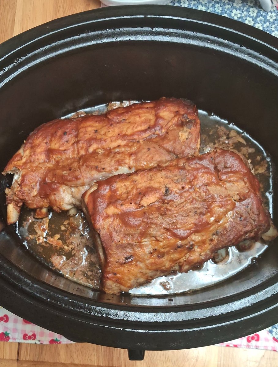 ellenrodden's tweet photo. Barbecue baby back ribs for dinner tonight with youngest brother and his GF. Football tailgate food. #babybackribs #footballfood #cookofthehouse 🙌🍽🍖 https://t.co/iGg8rqe3d8