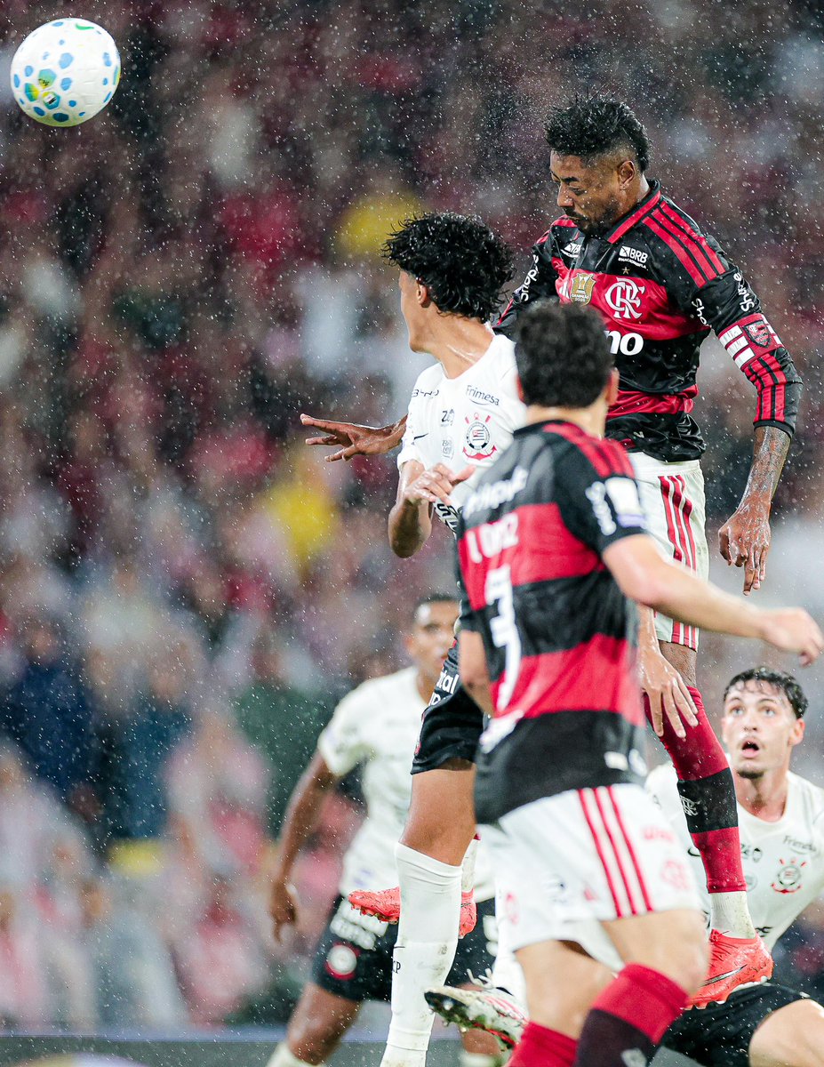 lucas_bayer_'s tweet photo. Sequência absurda de Gilvan de Souza da comemoração de Bruno Henrique, ídolo do Flamengo. https://t.co/wxm2WXJnif