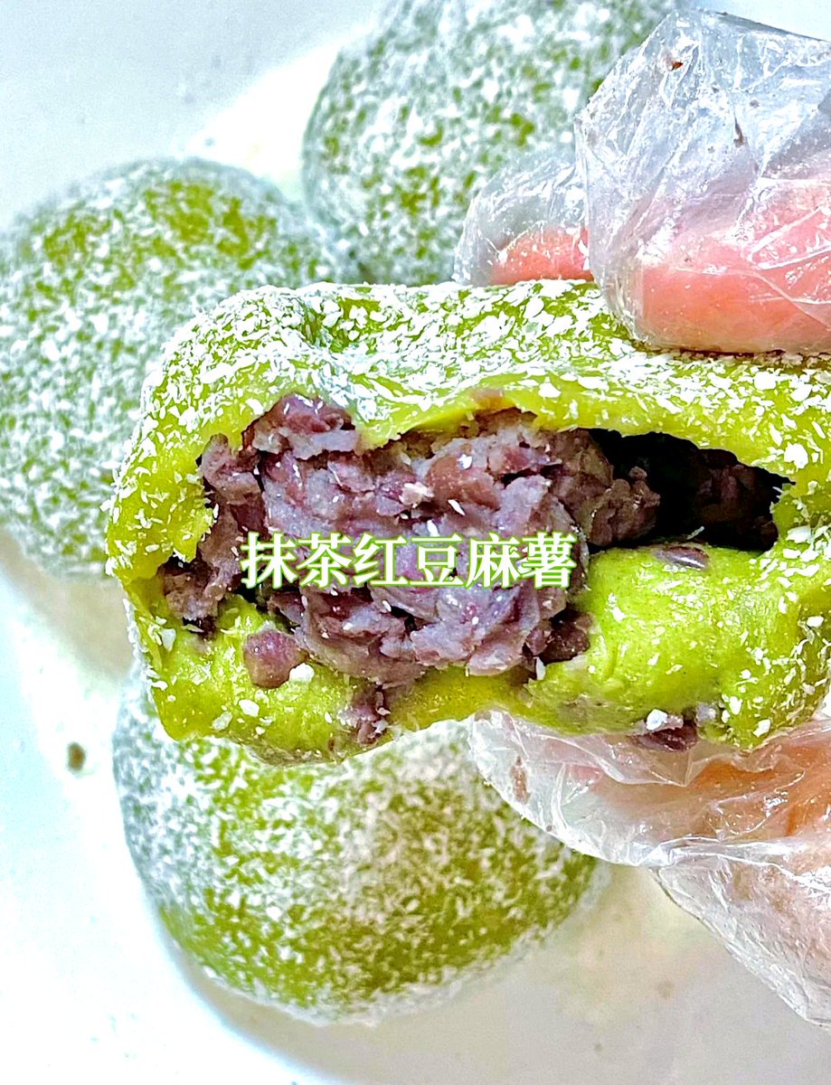 LizabethMezcv's tweet photo. Just bit into this warm matcha red bean mochi from the street cart—chewy, sweet, and so cozy on a rainy afternoon. Instant happy snack win!， https://t.co/ia2sRPqqh6