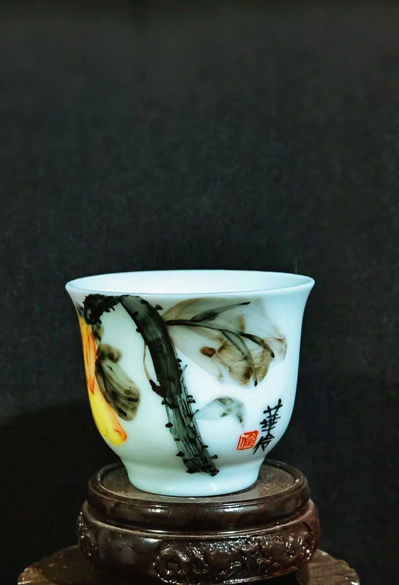 DemarcusYaycg's tweet photo. Just finished my DIY ceramic mug painting—added tiny sunflowers and a cozy edge glaze. It’s my go-to coffee cup from now on! https://t.co/RNSKpOTVYm