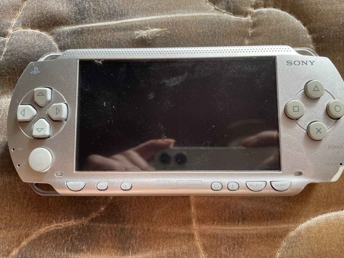 MoonlightStand's tweet photo. ゲーム機紹介

PSP-1000です。
画像がうまく撮れていなくてすみません。
昔ジャンクで¥3.250で購入しました。原因を探すとUMD読み込みに異音があるだけで他は正常でした。所謂ラッキージャンクで良かったです👍
今時初期型無改造はありがたいです😁
#psp
#レトロゲーム
#レトロコンシューマー愛好会 https://t.co/KJW7kPjuF3