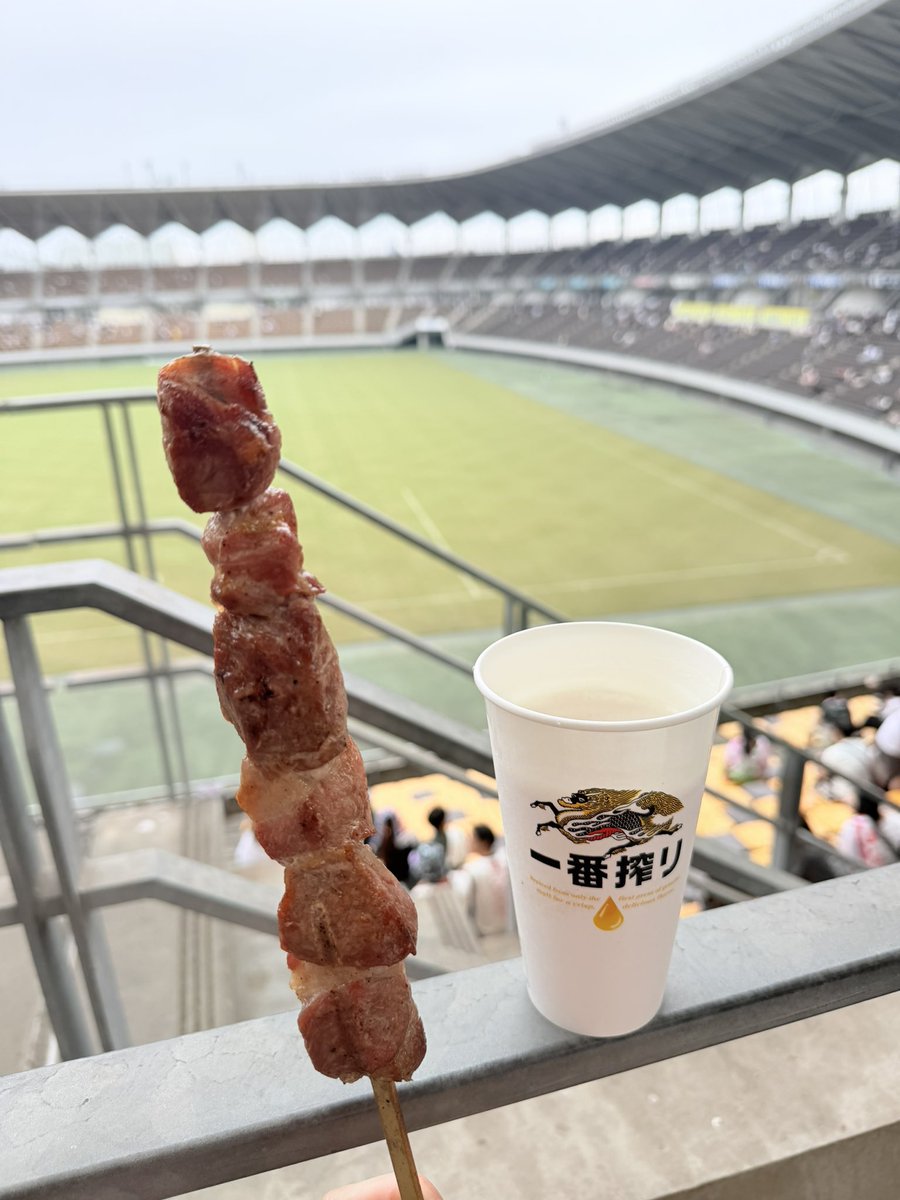 LovebirdsK's tweet photo. 初めてのロッキンで念願の五浦ハムさんのハム焼きでございます🍻✨
想像のばいはでかいー😆うまいーー❤️ https://t.co/Pf45I06vOM