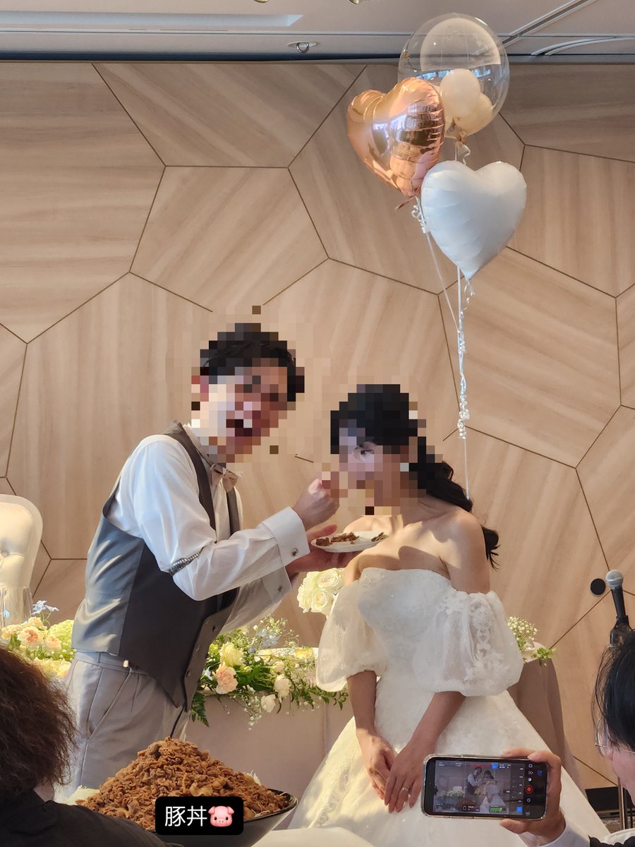 yuntadaccha's tweet photo. うちの息子
結婚式のファーストバイトを

『母の味』

と豚丼にした😱💦 https://t.co/CtGgxIEXBG