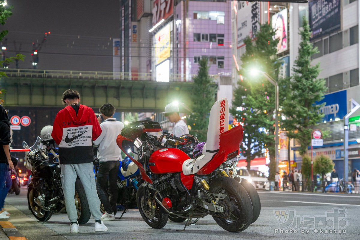kaztsu's tweet photo. 週末、夜の秋葉原・中央通り。すぐ近くに警察署があるとは思えない惨状で、ハンマーを握りしめたくなるひとの気持ちがわかる気がする https://t.co/PJxLjPB1jD