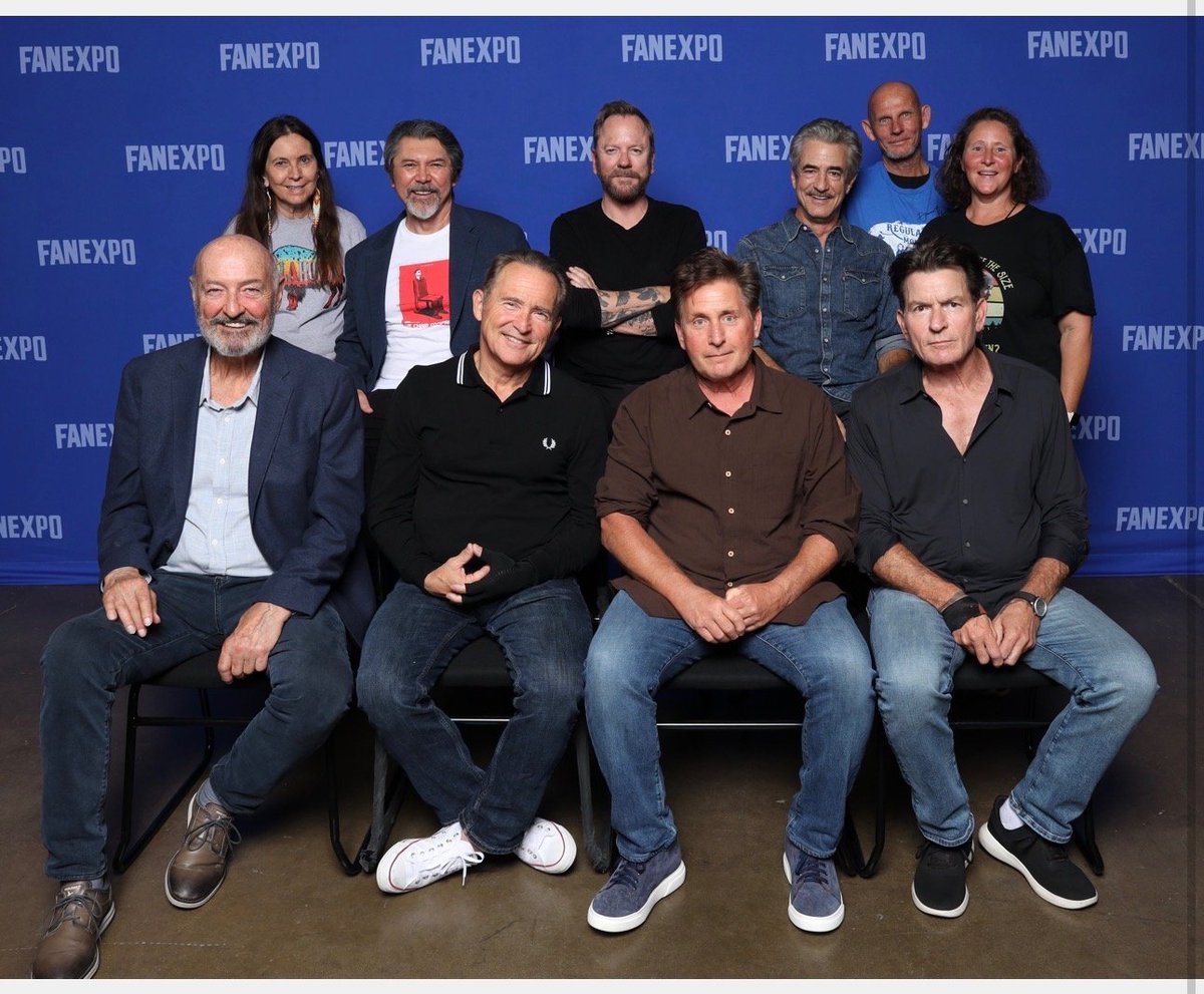 realGayla0706's tweet photo. @LouDPhillips I have to tell you and #theFOLD about something that happened to me Saturday. @ebert_ann invited me to join the group for the Young Guns photo opp. The lady scanning to let people in was very strict only 4.  I said I would stay out. This wonderful couple who I had never met invited/insisted I join them. Thank you @christylejeune and your husband for the picture.
♥️❤️❤️
Lou you have some of the best fans
