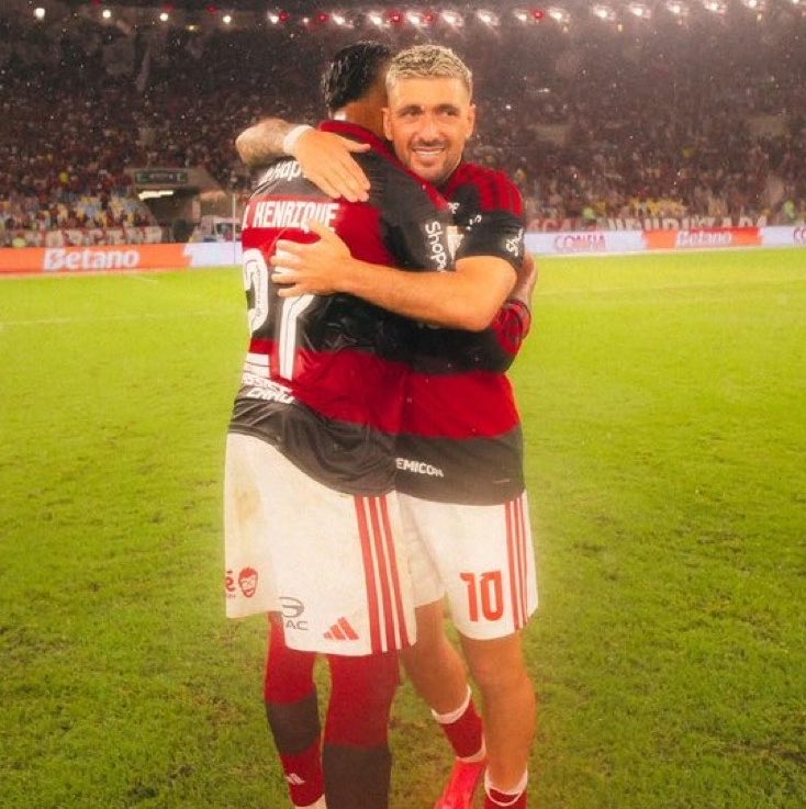 vinizzera00's tweet photo. Lá vai eu mais uma vez, tentar falar o óbvio. Cada dia que passa, ele segue sendo inexplicável. É o que mais se aproxima do Flamengo em estado físico. A forma com que ele inflama a torcida, é algo surreal. Me faz sentir que somos imbatíveis. Desculpe por não conseguir transmitir em palavras mais uma vez, o que meus olhos viram… 🥹