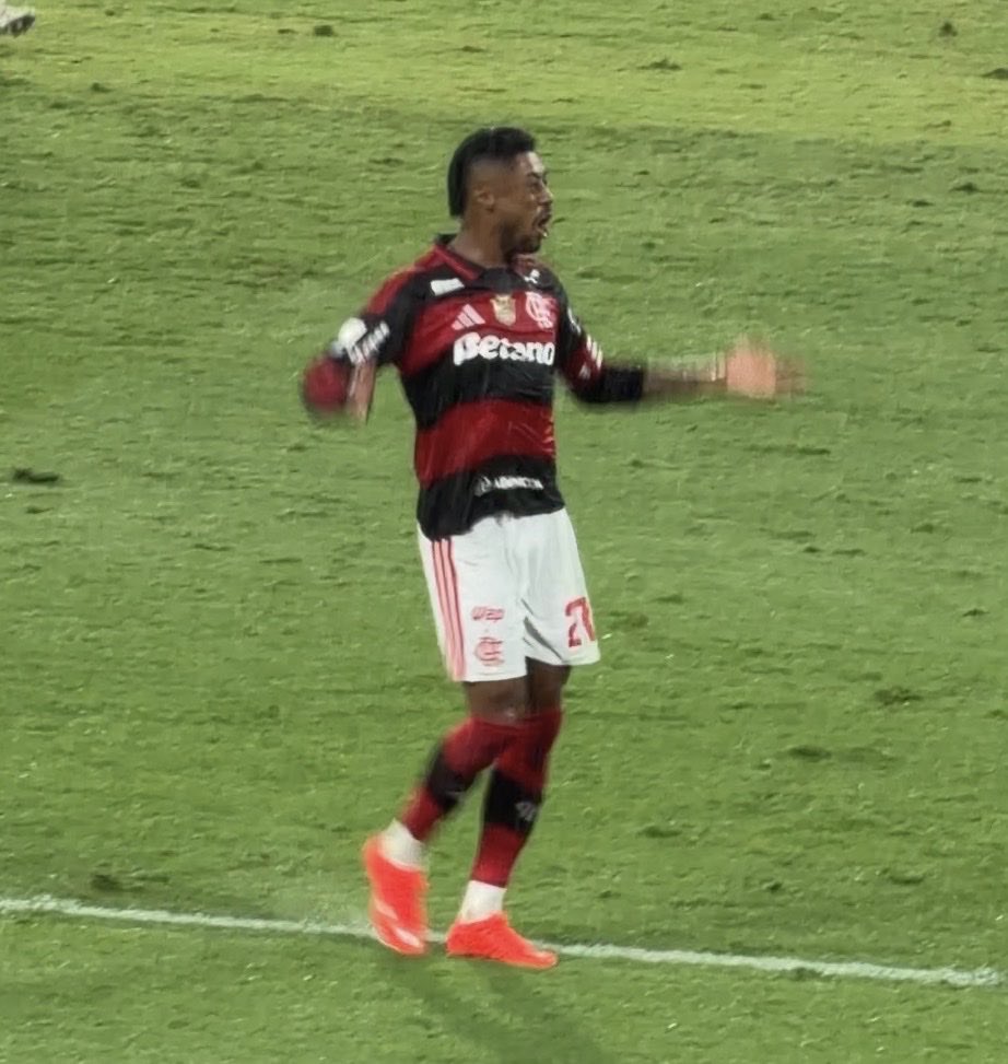 vinizzera00's tweet photo. Lá vai eu mais uma vez, tentar falar o óbvio. Cada dia que passa, ele segue sendo inexplicável. É o que mais se aproxima do Flamengo em estado físico. A forma com que ele inflama a torcida, é algo surreal. Me faz sentir que somos imbatíveis. Desculpe por não conseguir transmitir em palavras mais uma vez, o que meus olhos viram… 🥹
