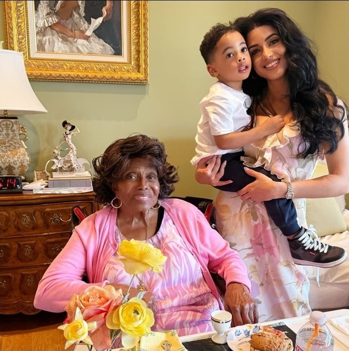lovingjacksons's tweet photo. New photo of Katherine Jackson with her grandson Abubakr and Mady Jackson. https://t.co/l7wEUYP5YS