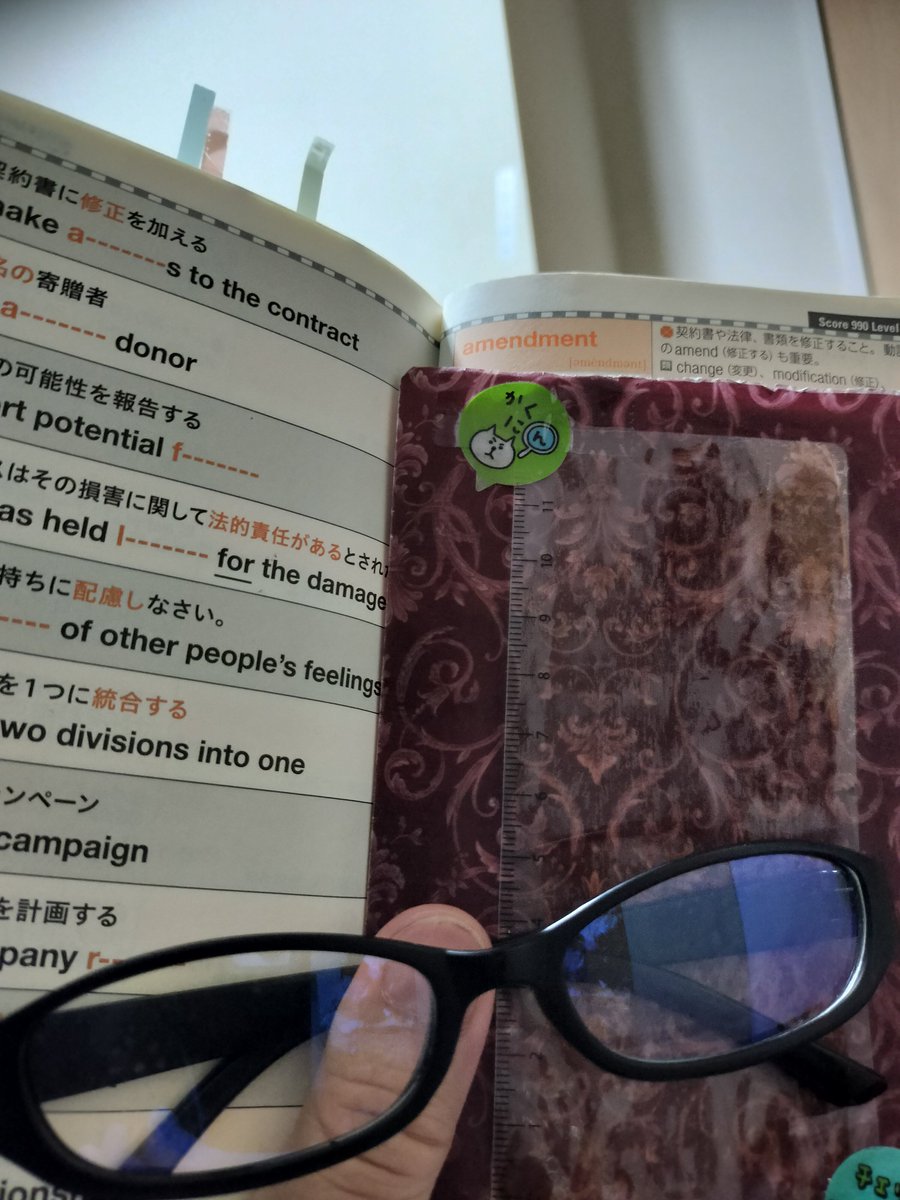 toeic48withrg's tweet photo. 月曜朝だと言うのに、部屋も散らかり放題😅ナンボほど打たれ弱いのか😭皆さんはどうやって切り替えてるんだろう？とりあえず、金フレを進めて落ち着こう。不死鳥のように蘇りたい。
#TOEIC48 #英語学習 #TOEIC #社会人英語 #金フレ #Anki #TOEICer #アラフィフ https://t.co/oWW1q8nRVk