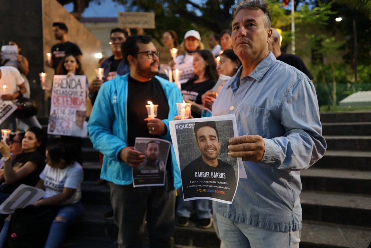 VenteDDHH's tweet photo. Hoy no solo encendemos velas: mantenemos viva la esperanza y levantamos nuestra voz frente a la injusticia.

Cada familia que espera merece respuestas. Cada venezolano privado de libertad injustamente merece volver a casa.

Nuestra lucha no se apaga y nuestra voz no se silencia. Hasta que todos sean libres.

#QueSeanTodos