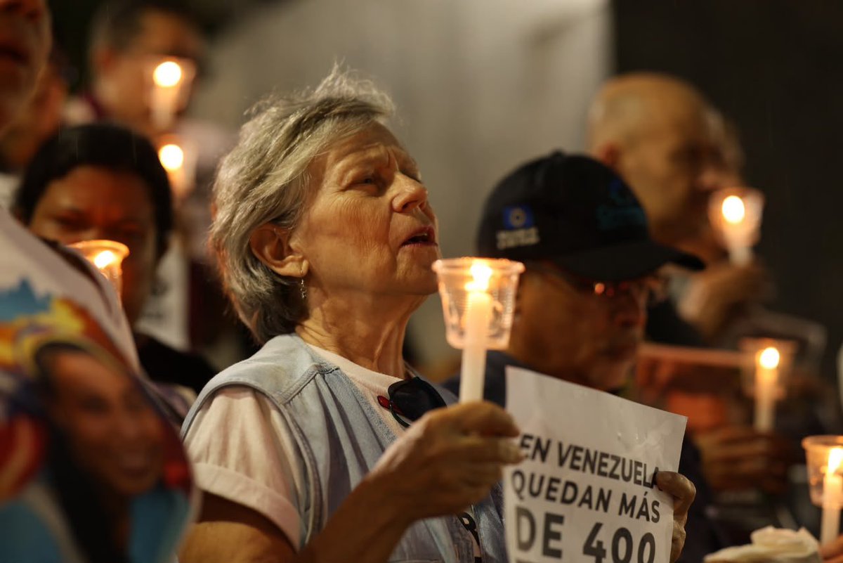 VenteDDHH's tweet photo. Hoy no solo encendemos velas: mantenemos viva la esperanza y levantamos nuestra voz frente a la injusticia.

Cada familia que espera merece respuestas. Cada venezolano privado de libertad injustamente merece volver a casa.

Nuestra lucha no se apaga y nuestra voz no se silencia. Hasta que todos sean libres.

#QueSeanTodos