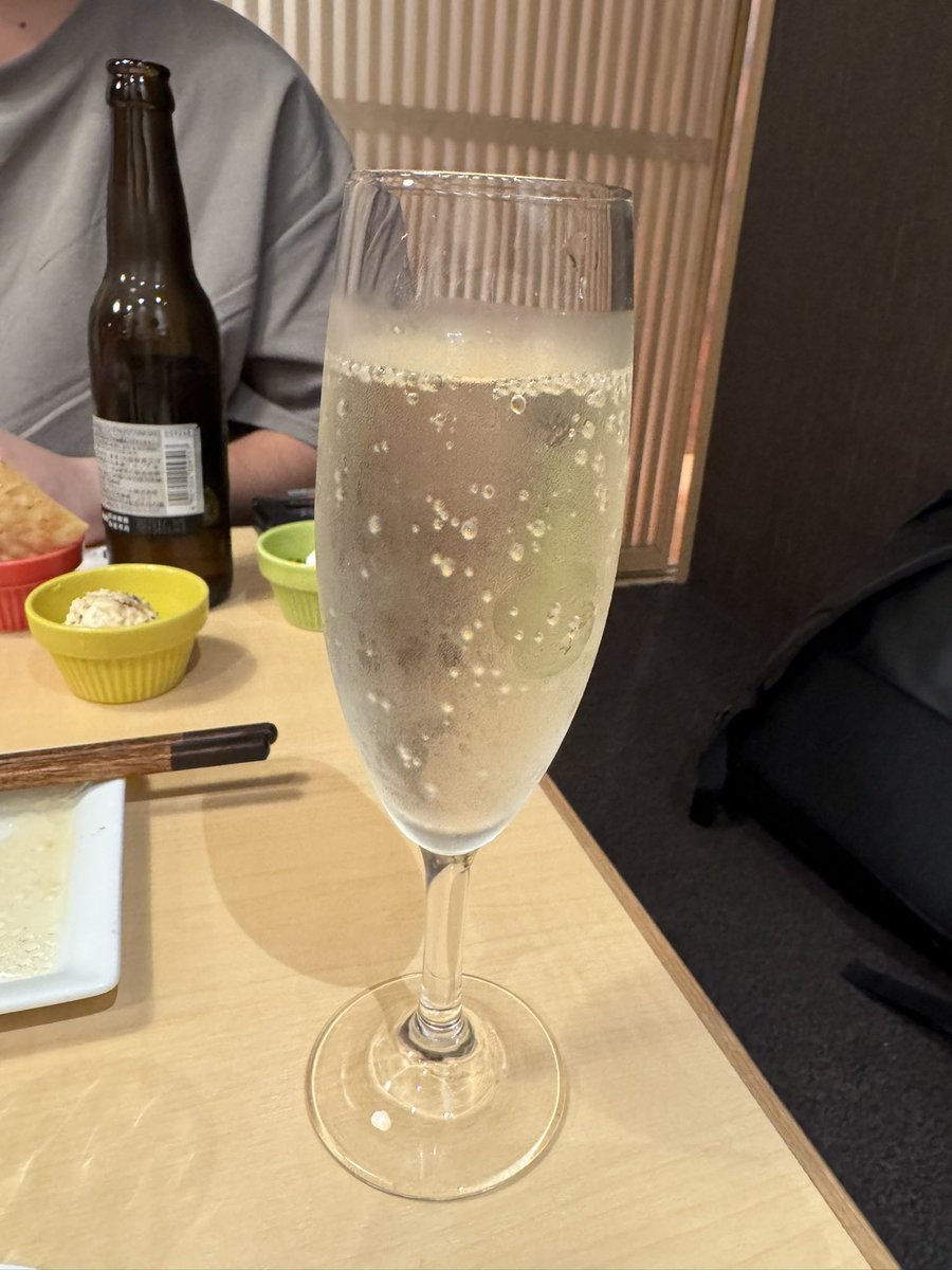 TheNeys1's tweet photo. スパークリングワイン飲み放題。 https://t.co/fsSXAkQzjx