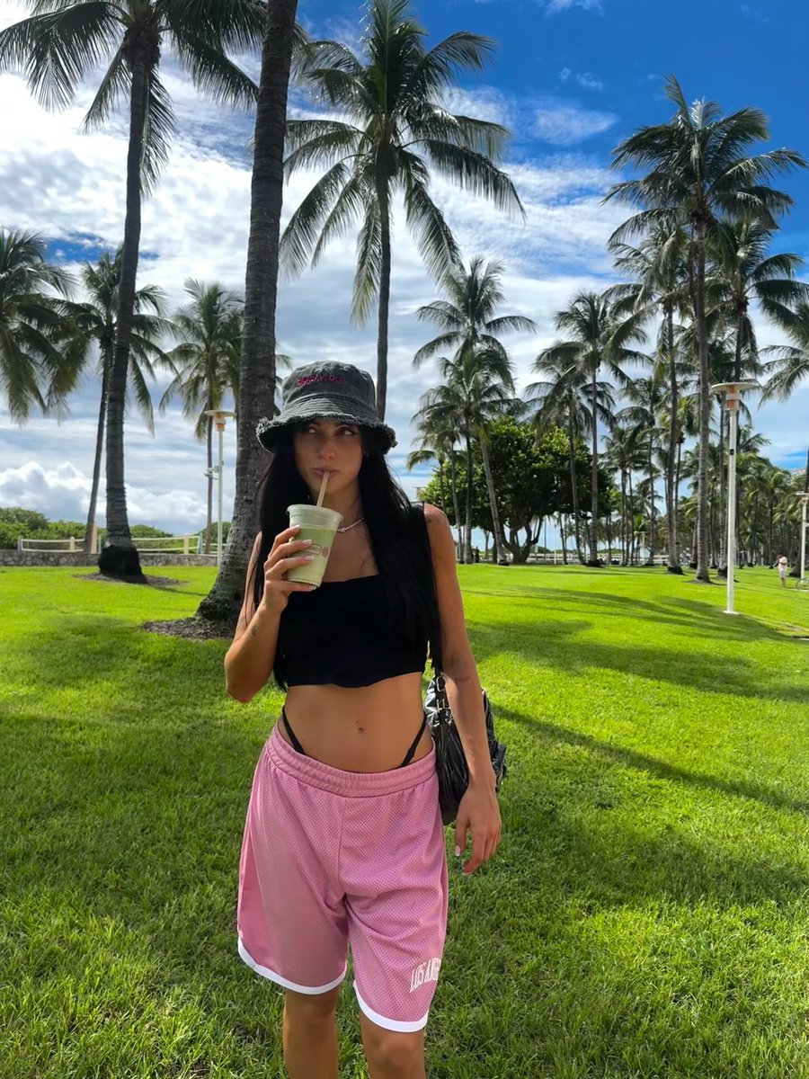 thisilva99's tweet photo. Totalne beach vibes w Miami Beach. Zamykam serię USA z matchą w ręku — lepiej późno niż wcale. What’s next? Kto zgadnie? https://t.co/hvFRM3oOnP