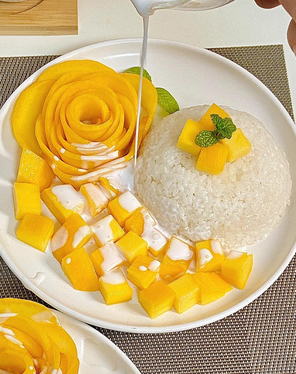 BeeAddisfws's tweet photo. [Late-night snack win: Warm mango sticky rice with coconut cream, drizzled sesame seeds, and a side of iced jasmine tea — pure comfort in a small bite. ]， https://t.co/FrEfNWQM0j