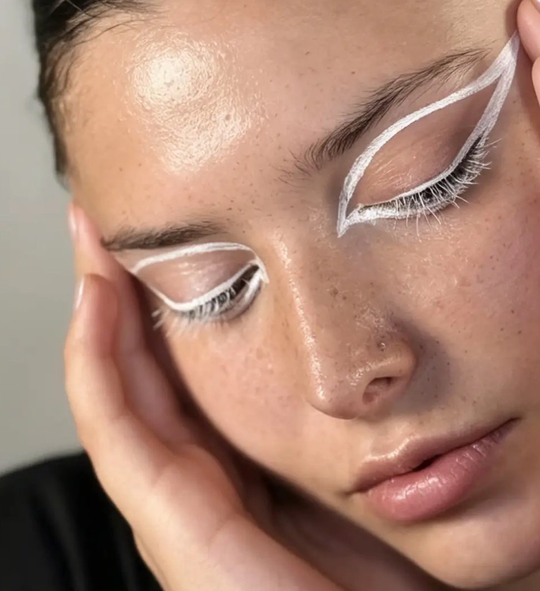 Dudapiconn's tweet photo. White lines. Bold vision. Il make-up è un linguaggio di precisione, equilibrio e creatività. Ogni linea racconta una storia, ogni dettaglio è intenzionale. Model: @ariannamarano_mua Makeup by LEOS SIGNATURE BEAUTY https://t.co/HdccsvPSSZ