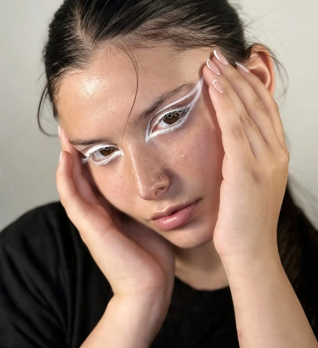 Dudapiconn's tweet photo. White lines. Bold vision. Il make-up è un linguaggio di precisione, equilibrio e creatività. Ogni linea racconta una storia, ogni dettaglio è intenzionale. Model: @ariannamarano_mua Makeup by LEOS SIGNATURE BEAUTY https://t.co/HdccsvPSSZ