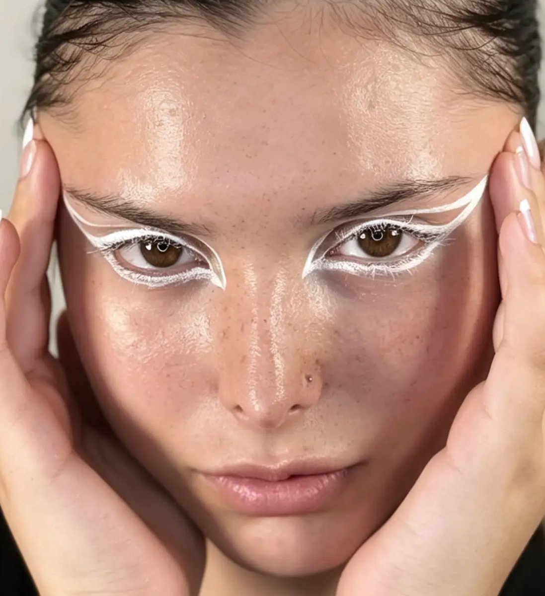 Dudapiconn's tweet photo. White lines. Bold vision. Il make-up è un linguaggio di precisione, equilibrio e creatività. Ogni linea racconta una storia, ogni dettaglio è intenzionale. Model: @ariannamarano_mua Makeup by LEOS SIGNATURE BEAUTY https://t.co/HdccsvPSSZ