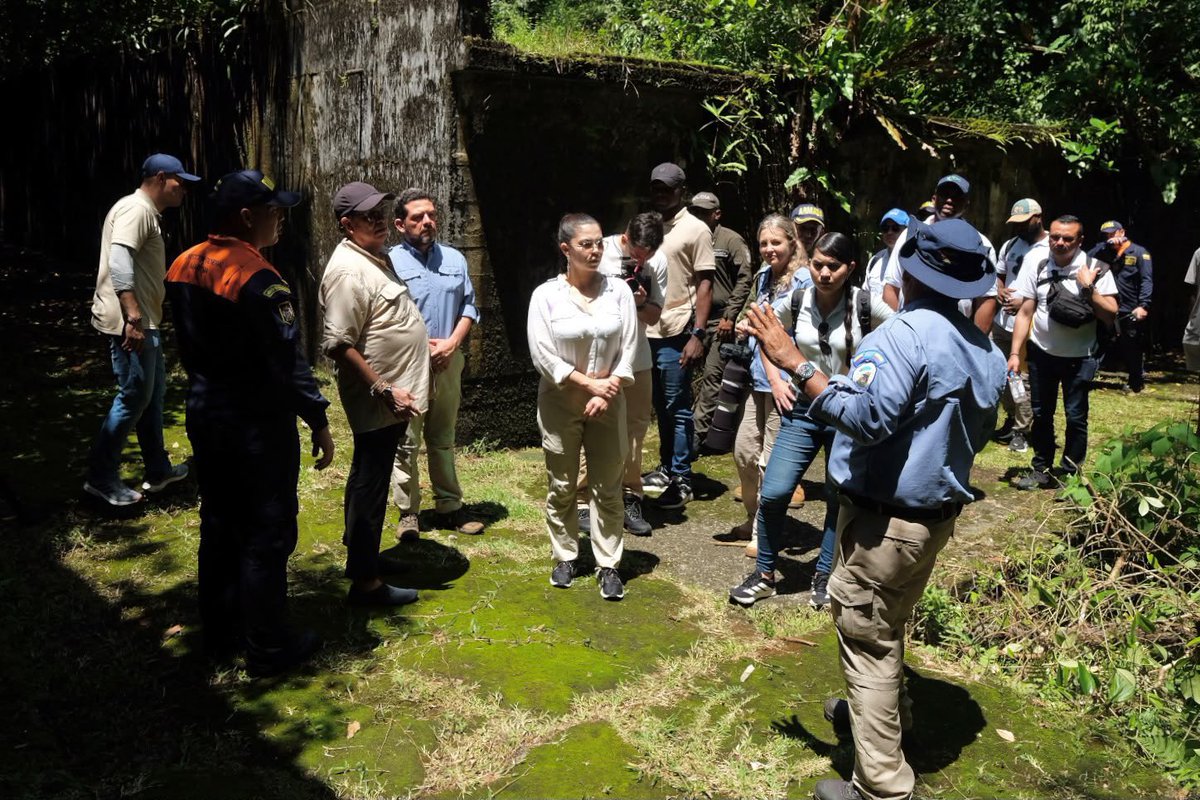MinAmbienteCo's tweet photo. #ElABCdelAmbiente | El ministro @fabio_arjona llegó al PNN Gorgona junto a la directora de @ParquesColombia , @sandrabessudo , representantes de @UEenColombia, @EmbAlemaniaCOL y @NoruegaenCOL, autoridades locales y ambientales, Fuerza Pública, consejos comunitarios, emprendedores y operadores turísticos. 🌊

Un encuentro para conversar sobre el presente y futuro de este lugar estratégico para Colombia, poniendo en el centro a quienes conocen, habitan y ayudan a conservar la riqueza natural del Pacífico colombiano. 🇨🇴 🌴