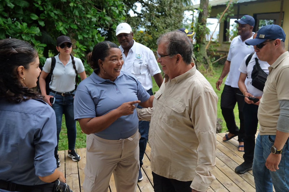 MinAmbienteCo's tweet photo. #ElABCdelAmbiente | El ministro @fabio_arjona llegó al PNN Gorgona junto a la directora de @ParquesColombia , @sandrabessudo , representantes de @UEenColombia, @EmbAlemaniaCOL y @NoruegaenCOL, autoridades locales y ambientales, Fuerza Pública, consejos comunitarios, emprendedores y operadores turísticos. 🌊

Un encuentro para conversar sobre el presente y futuro de este lugar estratégico para Colombia, poniendo en el centro a quienes conocen, habitan y ayudan a conservar la riqueza natural del Pacífico colombiano. 🇨🇴 🌴