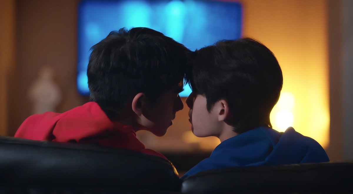 starry2yu's tweet photo. #leeputter #yujeenyugene one shot au.
— @ujeenayp_ @yugeneyaknonmak
After Firestorm winning on the nationals, LeeIth, with the help of the gang, pranks Putter to surprise him for their anniversary.
🐶 : do you like mountain or sea?
🐰 : i think i'll like everywhere you are. https://t.co/Pjb2nIDiLc