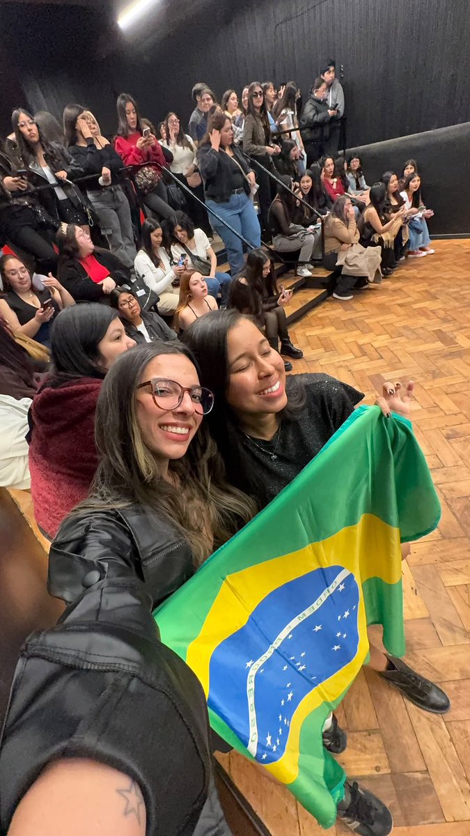 erickbrbrasil's tweet photo. Se ainda não temos Brasil na tour, temos Brasil indo em outros países. Um pouco do show de hoje em Santiago, Chile. 🇧🇷🇨🇱❤️

Te esperamos no Brasil, Erick! https://t.co/qGdXZrKXab