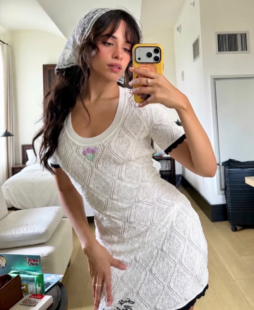 camrenhn's tweet photo. Yo estoy enamorada de ella y de sus fotos en el espejo https://t.co/av7hs3BVVM