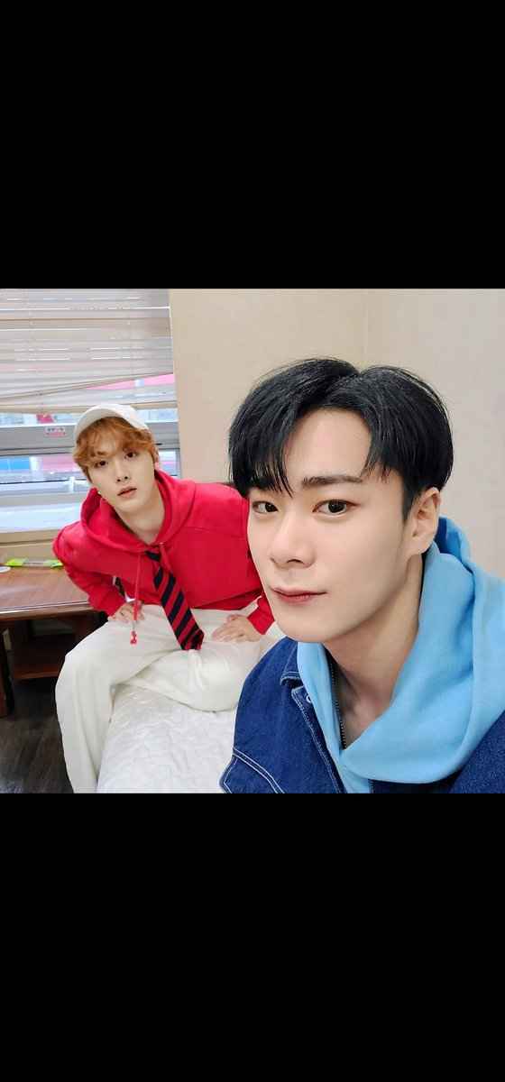 dzchen0's tweet photo. 데뷔해줘서 고마워
3집까지 한 것두 고맙고 
쇼챔한것두 고맙고
열심히 해줘서 고마워
#문빈산하 
#딴콩_데뷔6주년_축하해 https://t.co/lJXvOWLQXX