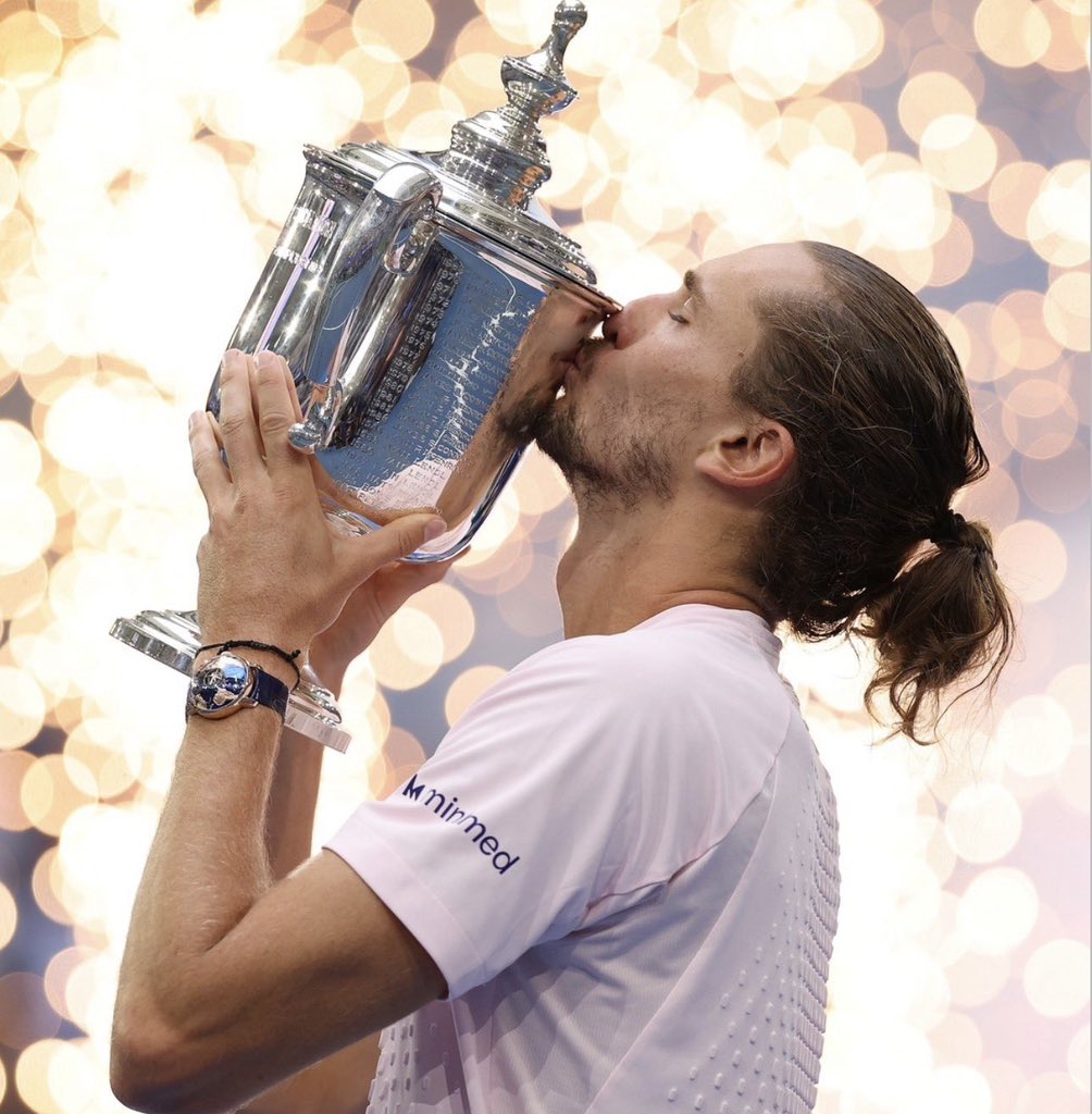 ZonaTenis11's tweet photo. 🎾 ZVEREV YA ESTÁ POR ENCIMA DE MUCHOS CAMPEONES DE GRAND SLAM

🇩🇪 Alexander Zverev acaba de conquistar su 2.º Grand Slam tras ganar el US Open 2026. 

Con sus 2 majors, ya supera a todos los tenistas que terminaron su carrera con un solo Grand Slam, como:

🇺🇸 Andy Roddick
🇪🇸 Juan Carlos Ferrero
🇪🇸 Carlos Moyá
🇦🇷 Juan Martín del Potro
🇭🇷 Marin Čilić
🇦🇹 Dominic Thiem
🇷🇺 Daniil Medvedev
🇩🇪 Michael Stich
🇭🇷 Goran Ivanišević
🇺🇸 Michael Chang
🇳🇱 Richard Krajicek
🇸🇪 Thomas Johansson
🇦🇷 Gastón Gaudio
🇦🇹 Thomas Muster
🇨🇿 Petr Korda
🇪🇸 Albert Costa

🔥 Y Zverev todavía tiene 29 años.