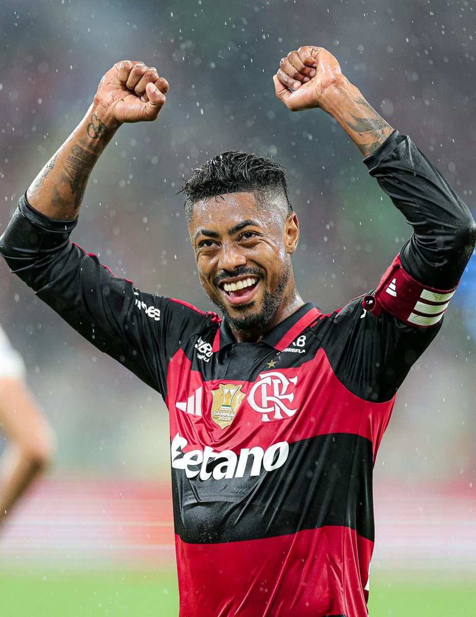 futtmais's tweet photo. "Desde 2019 que eu vejo alguma coisa do Flamengo e conheço o Bruno Henrique. Sei o que ele fez e a importância que tem, como profissional, mas principalmente dentro do grupo. Muito humilde, trabalhador, está sempre defendendo o Flamengo como seu objetivo principal. O objetivo principal dele não é a individualidade, é o Flamengo. Ele é um flamenguista não a 100%, e sim a 200%."

- Leonardo Jardim, sobre Bruno Henrique.

📸 Reprodução | Gilvan de Souza/Flamengo
