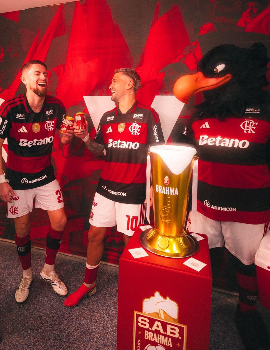 oocbrsao's tweet photo. O ESTOQUE DE BRAHMA NO BRASIL ESTÁ CORRENDO RISCO! 

O Flamengo alcançou 5 vitórias consecutivas e cumpriu a promessa de Brahma GRÁTIS para torcida.

A partir de amanhã, a Nação entra em ação. 🍺 https://t.co/l1ftMVQ0t0
