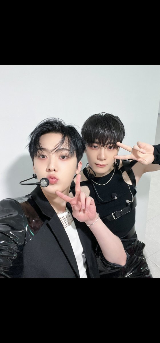 dzchen0's tweet photo. 산하야 고마워
빈이옆에있어줘서 
윤산하가 짱이다

#문빈산하
#딴콩_데뷔6주년_축하해 https://t.co/gnZNkMIUHE