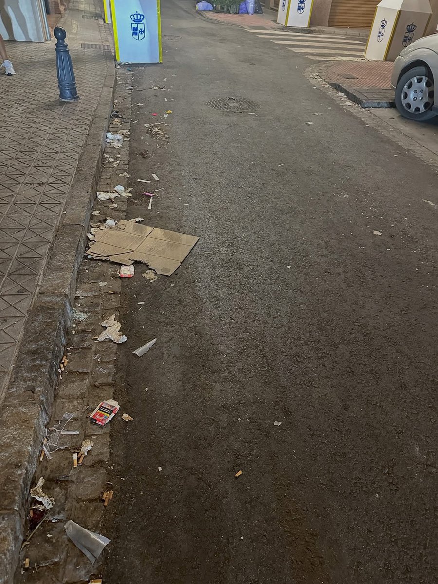 PP_VisodelAlcor's tweet photo. 13 de septiembre. 23:55h.

#ElVisoEstaSucio

Así se encuentra la calle Santa María del Alcor.

La suciedad de ayer sigue ahí. Ha habido todo el día para limpiar y, sin embargo, los vecinos siguen encontrándose nuestras calles en estas condiciones. https://t.co/kVSmbvIXRT