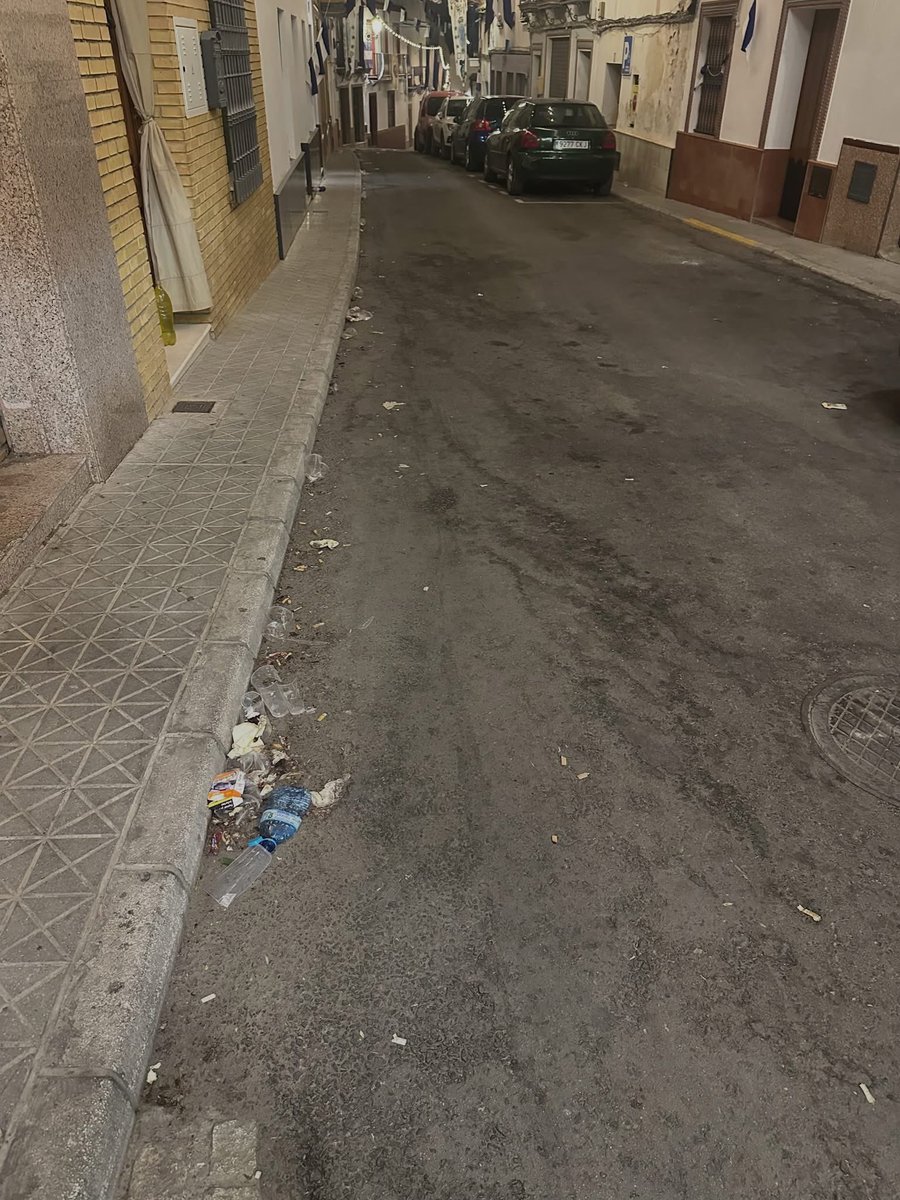 PP_VisodelAlcor's tweet photo. Por supuesto, pedimos civismo y responsabilidad a todos. Pero también hay que recordar algo: los visueños pagan sus impuestos y tienen derecho a que los servicios municipales funcionen y a que nuestras calles estén limpias.

Menos propaganda y más limpieza. https://t.co/x1l8BVtNZd