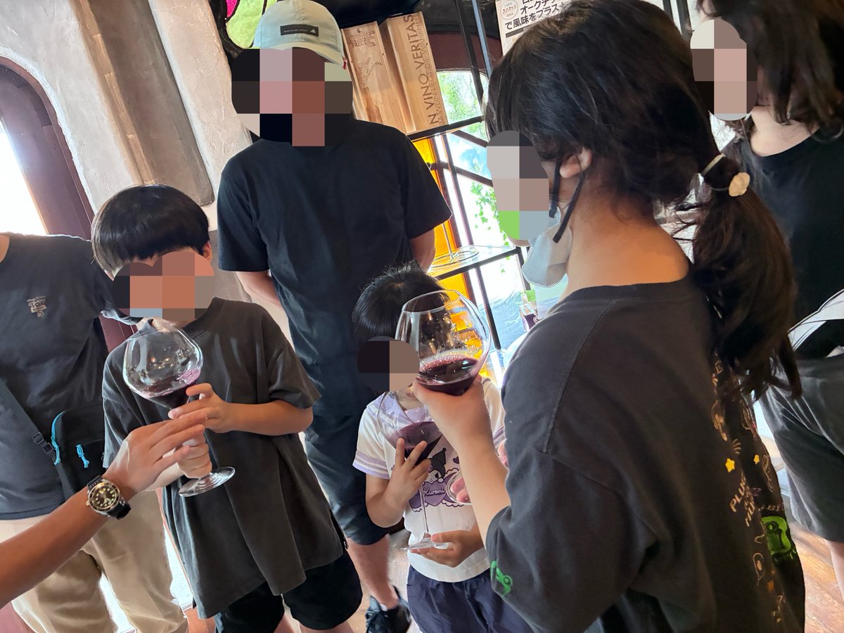 asahicop's tweet photo. おはようございます🙂

今朝の文京区は晴れ☀️
久しぶりに清々しい朝ですね☺️

昨日はワイン醸造体験パート2✌️でした！
日曜日なのでお子さんも来てくれました🤗
ワイナリーで作った葡萄ジュースをグラスでおしゃれに頂きましたよ🍷

作業は楽しくあっという間に終わりました🙌

本日もご安全に🍀 https://t.co/Do6pXZf805